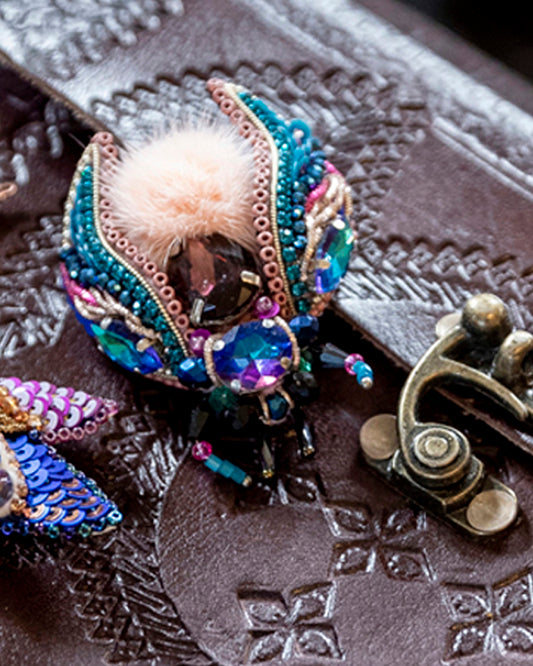 Zircon Cicada Broche