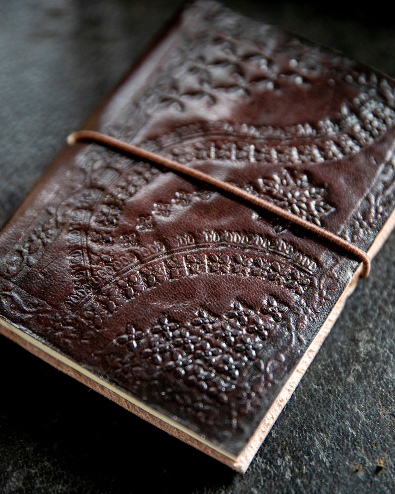 Håndlavet Fairtrade Notesbog m/elastik - medium